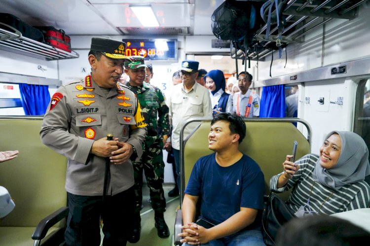 Kapolri Pastikan Pemudik Terlayani dengan Baik Saat Tinjau Stasiun Pasar Senen .