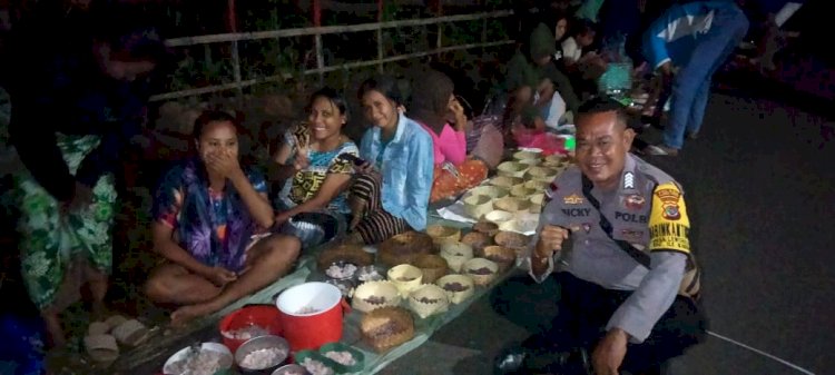 Pastikan Kegiatan Berjalan Lancar, Bhabinkamtibmas Melaksanakan Pengamanan Pesta Adat Warga