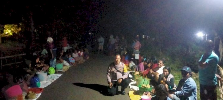 Pastikan Kegiatan Berjalan Lancar, Bhabinkamtibmas Melaksanakan Pengamanan Pesta Adat Warga
