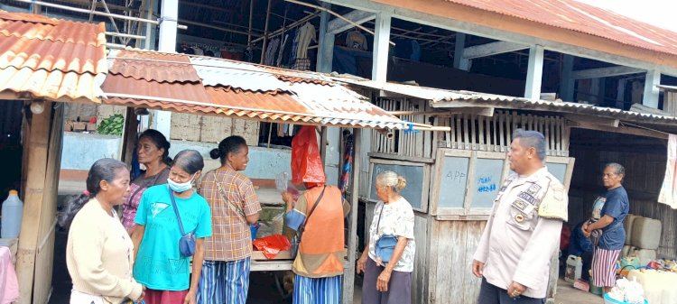 Jaga Lingkungan Tetap Kondusif, Bhabinkamtibmas Polsek Wulanggitang Lakukan Patroli Di  Hari Pasar