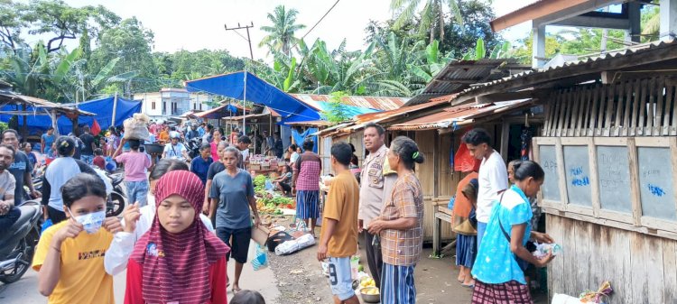 Jaga Lingkungan Tetap Kondusif, Bhabinkamtibmas Polsek Wulanggitang Lakukan Patroli Di  Hari Pasar