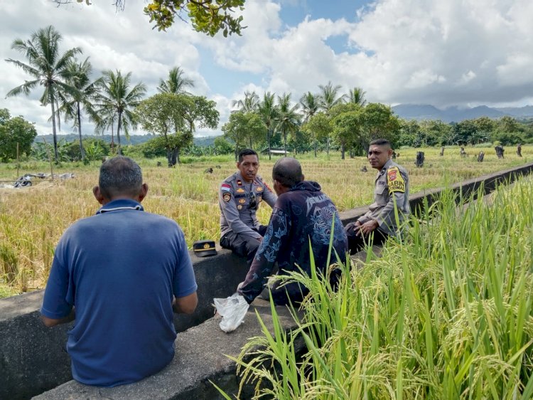 Kapolsek Dan Bhabinkamtibmas Adonara Barat Galang Serta Sambang Warga Dusun Riang Duli