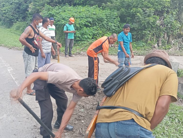 Gotong Royong Warga Pululera bersama Personil Polsek Wulanggitang bersihkan jalan umum.