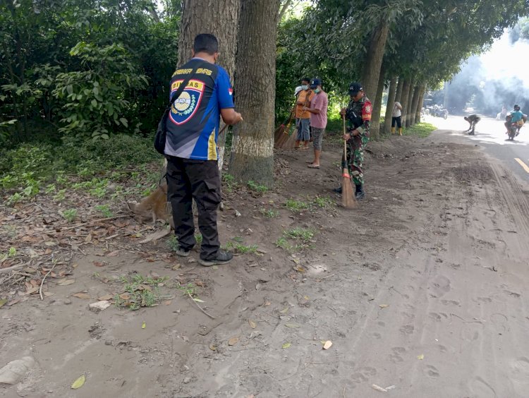 Bhabinkamtibmas Gotong Royong Bersama Warga Bersihkan Lumour Dan Pasir Jalur Lintas Larantuka - Maumere