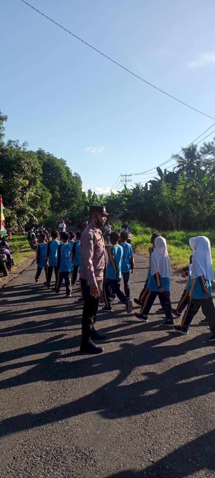 Pengamanan Kegiatan Lomba Gerak Jalan Meriah di Waiwerang Kec. Adonara Timur berjalan aman.