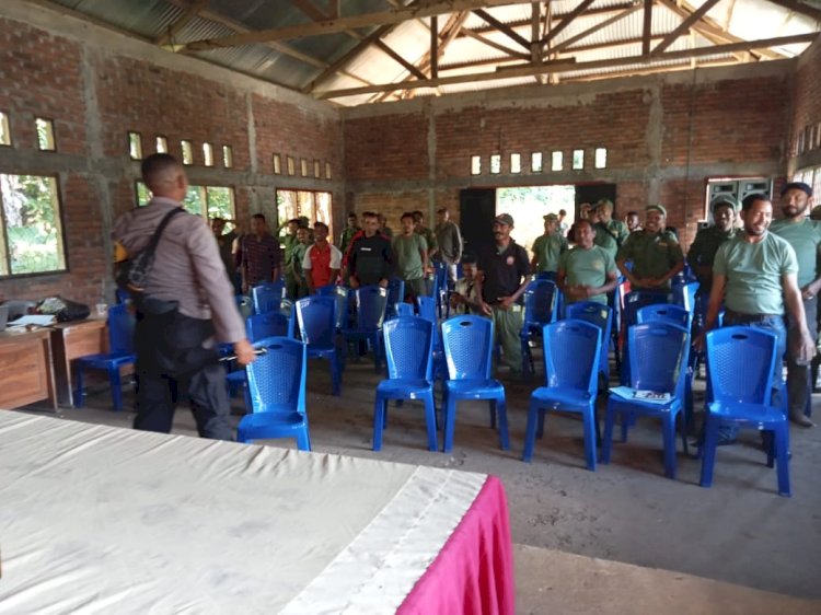 Perkuat fungsi Linmas Desa, Kapolsek Adobar berikan Materi Kamtibmas kepada Para Linmas di Kec. Adonara Tengah.