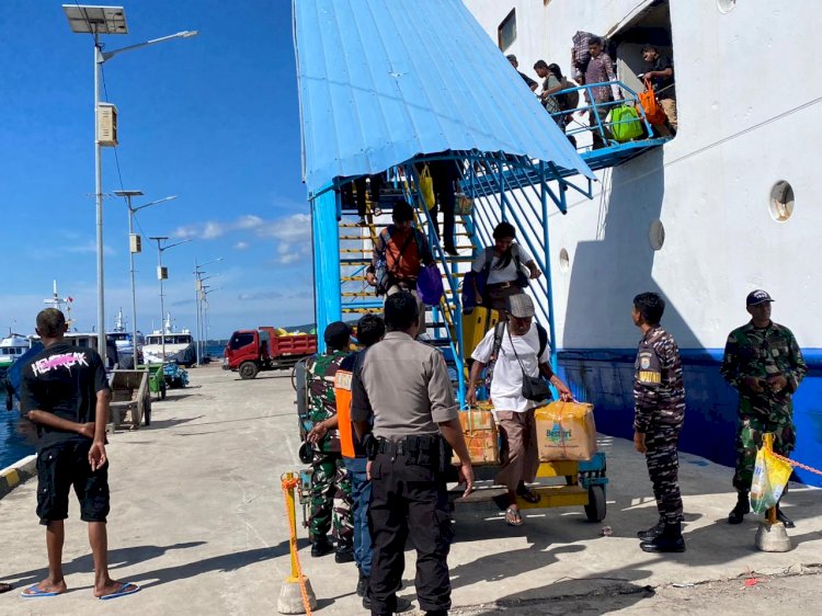 Rutin, Personil KP3 Laut Polres Flotim lakukan pengamanan KM.Umsini di Pelabuhan Larantuka.