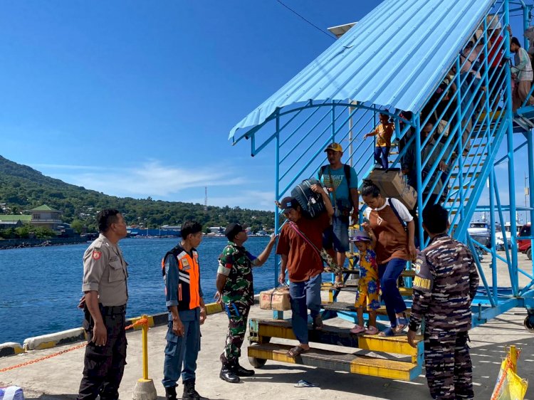 Rutin, Personil KP3 Laut Polres Flotim lakukan pengamanan KM.Umsini di Pelabuhan Larantuka.