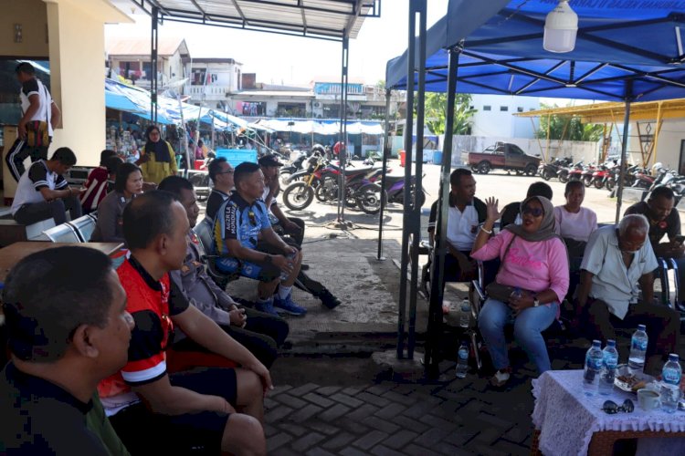 Giat Jumat Curhat Warga bersama  Kapolres Flotim di Pelabuhan Laut Larantuka.