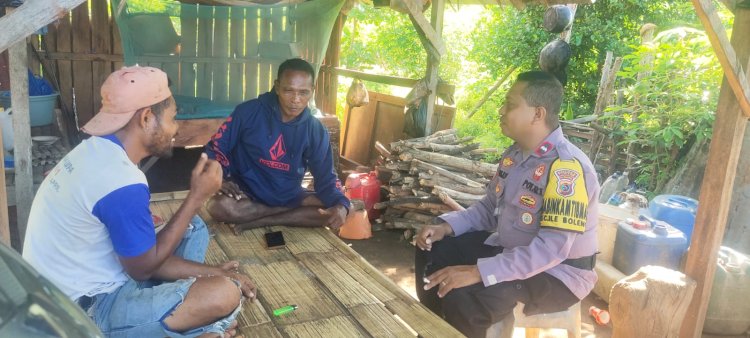 Masuk Kebun dan duduk di pondok bersama warga, Giat Sambang Bhabin Aipda Miha Galla di Flotim.