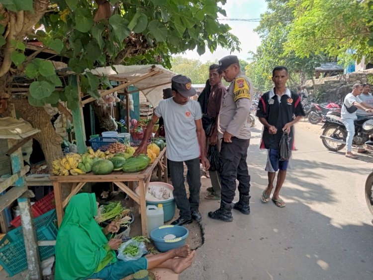 Laksanakan Kegiatan Patroli, Bhabinkamtibmas Titip Pesan Kamtibmas Kepada Para Pedagang Dan Pembeli