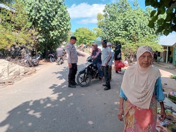 Laksanakan Kegiatan Patroli, Bhabinkamtibmas Titip Pesan Kamtibmas Kepada Para Pedagang Dan Pembeli