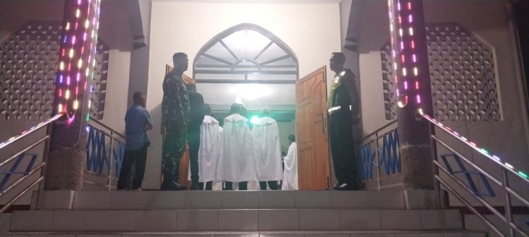 Berikan Rasa Aman : Sinergitas Pengamanan Giat Keagamaan oleh Bhabinkamtibmas dan Babinsa di Desa Bama - Flores Timur.