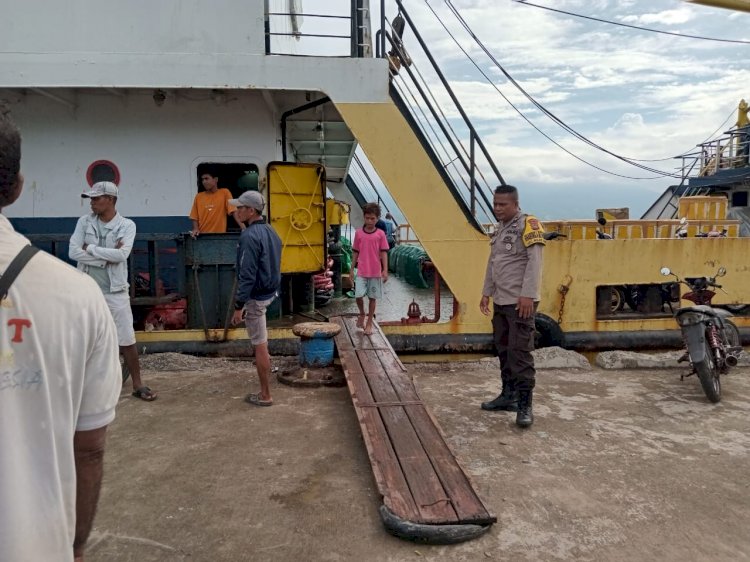 Berikan rasa aman, Bhabinkamtibmas Polsek Solor Timur lakukan pengamanan kapal Feri 