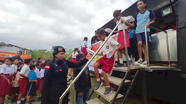 Satbrimob Polda NTT Gelar Bakti Sosial di SDN Oeseu: Makan Gratis, Layanan Kesehatan, dan Air Bersih untuk Warga