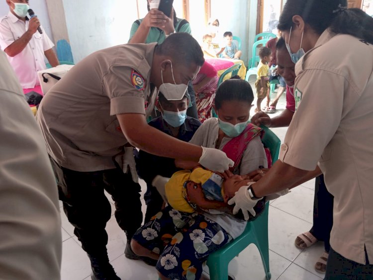 Bhabinkamtibmas Polsek Wulanggitang hadir di Pelaksanaan PIN Polio 2024 sebagai wujud dukung dan sukseskan Program Pemerintah.