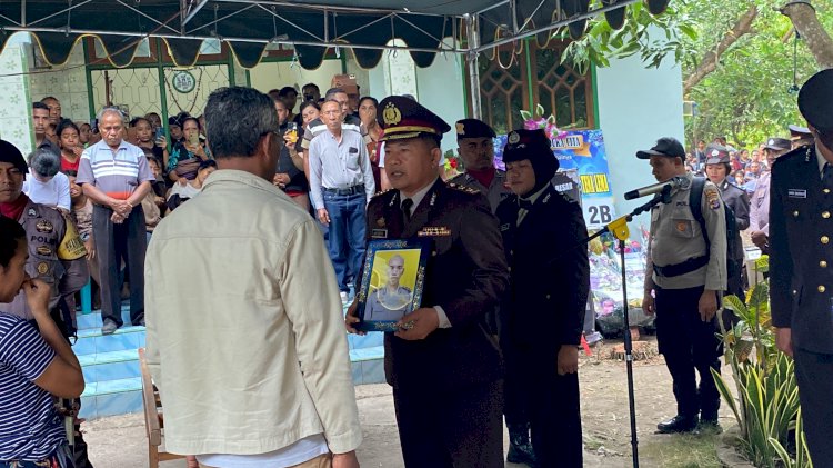 Pemakaman Jenazah Almarhum BRIPDA  SIMON VLADIMIR PETONG TENALEMA Secara Dinas Kepolisian Negara Republik Indonesia (POLRI).