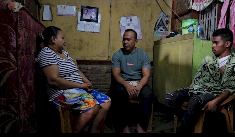 Kapolres Flotim AKBP I Nyoman Putra Sandita Kunjungi rumah FFED Yang Terkena Rekoset Peluru Karet
