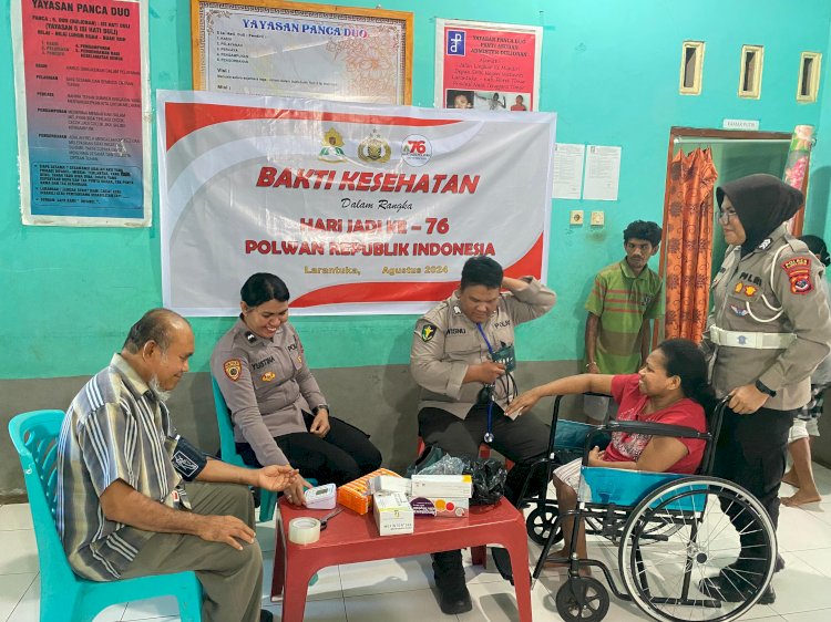 Polwan Polres Flores Timur Berikan Bansos di Panti Asuhan Adimister Desa Mudakeputu.