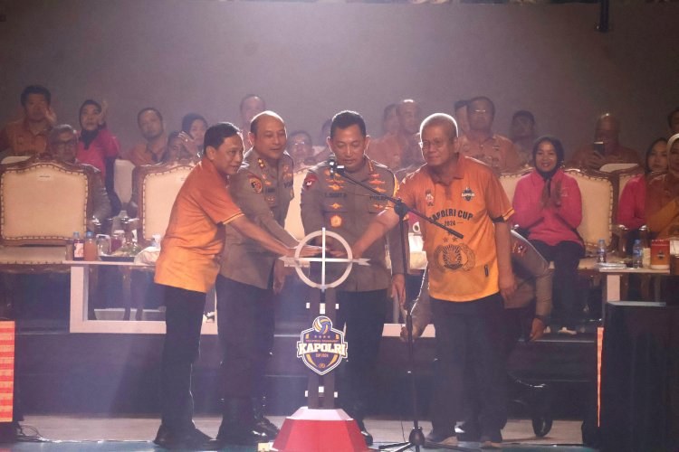 *Kapolri Tutup Langsung Turnamen Bola Voli Sekaligus Resmikan Pembangunan Sumur Bor Dan Filtrasi Air Bersih Layak Minum Di Kalimantan Barat*