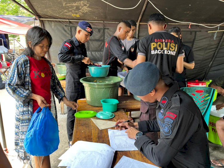 Tugas Kemanusiaan BKO Brimobda Polda NTT Dampak Erupsi Gunung Lewotobi Laki Laki di Flores Timur