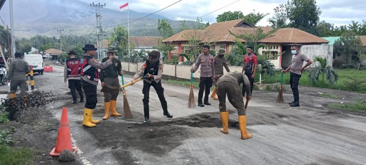 Kurangi Resiko kecelakaan lalulintas,Polisi Lakukan Penyemprotan dan Pembersihan Jalan Trans Larantuka-Maumere Pasca Erupsi Gunung Lewotobi Laki laki