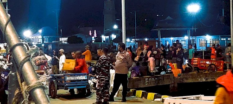 Pengamanan Kedatangan Kapal Laut Pelni KM. Lambelu di Pelabuhan Laut Kota Larantuka