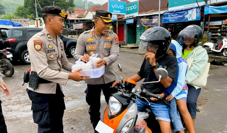 Kapolres Flotim AKBP I Nyoman Putra Sandita Kembali Bagikan Takjil di Pertokoan