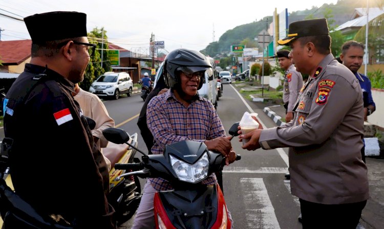 Wakapolres Flores Timur KompolTeosasar Ngulu Bersama Media Bagikan Takjil di Bulan Suci Ramadan