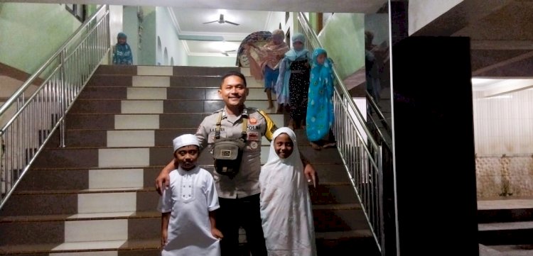 Personel Polsek Adotim Laksanakan Pengamanan Sholat Tarawih