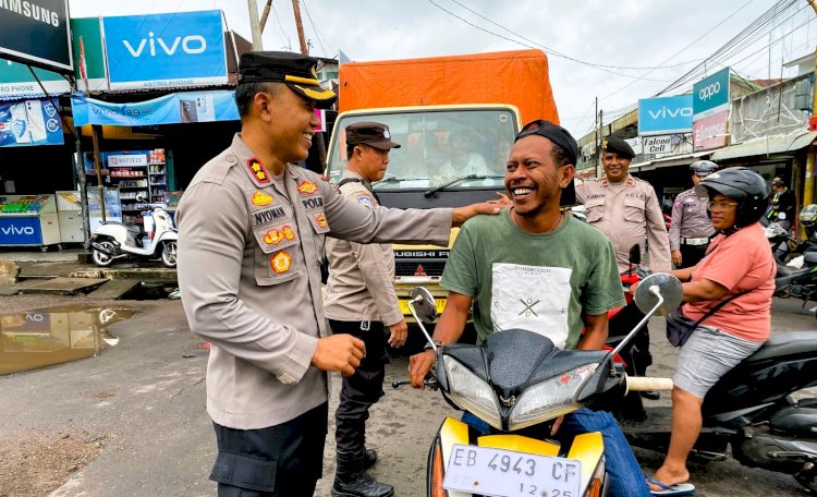 Kapolres Flores Timur Sosialisasikan Tagline Mudik Aman, Keluarga Nyaman Saat Bagi Takjil