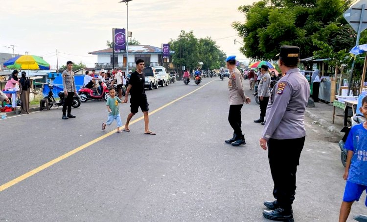 Wakapolres Flores Timur Kompol Teosasar Ngulu Pastikan Arus Lalu Lintas Lancar Selama Penjualan Takjil