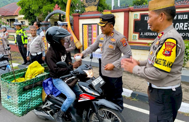 Lagi, Kapolres Flores Timur AKBP I Nyoman Putra Sandita Bagi Takjil di Depan Polres