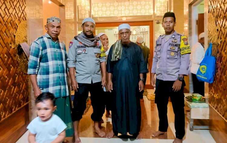 Sekaligus Pengamanan, Personel Polsek Adonara Timur Ikut Sholat Tarawih