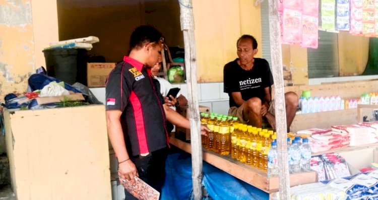 Satgas Polres Flotim Cek dan Awasi Minyak Kita di Pasar Baru Larantuka