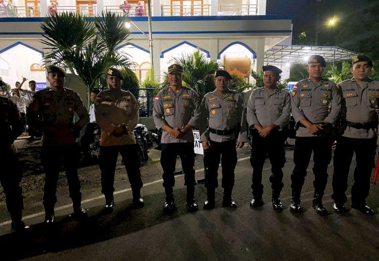 Kapolres Flotim AKBP I Nyoman Putra Sandita Pimpin Pengamanan di Masjid Weri Saat Sholat Terawih