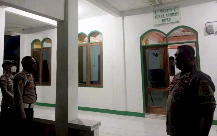 Polsek Jajaran Polres Flotim Giatkan Pengamanan Sholat Tarawih