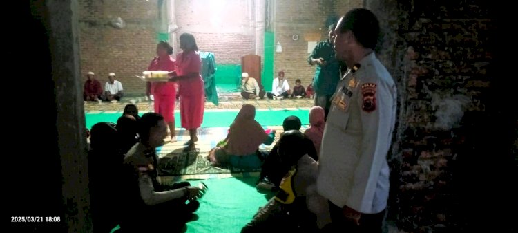 Kapolsek Titehena Bagikan Takjil kepada Umat Muslim di Masjid Nurul Yakin
