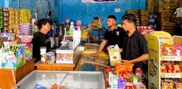 Polres Flotim Lakukan Pengecekan Distribusi Minyak Kita di Kios Sri Rejeki