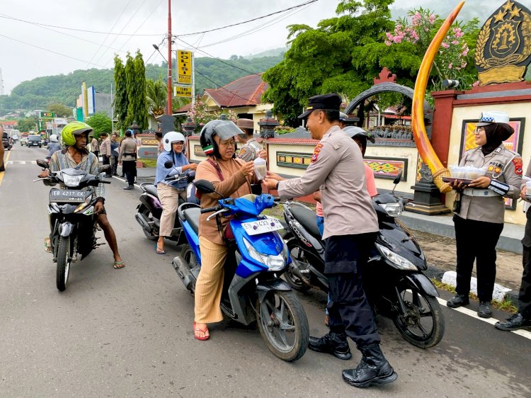 Polres Flores Timur Berbagi Takjil kepada Pengguna Jalan