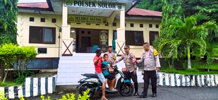 Polsek Solor Laksanakan Kegiatan Sosial Dengan Berbagi Takjil