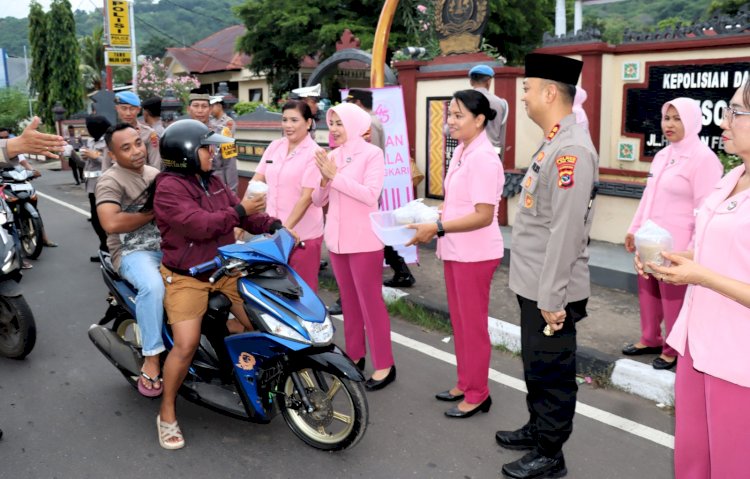 Kapolres Flores Timur Bersama Ketua Bhayangkari Cabang Bagikan Takjil