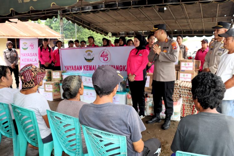 Kunjungan Perdana Kapolres Flores Timur dan Ketua Bhayangkari di Posko Pengungsian Bagikan Bansos