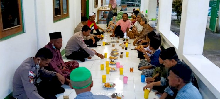 Buka Puasa Bersama Kapolsek Wulanggitang dengan Umat Muslim di Desa Boru