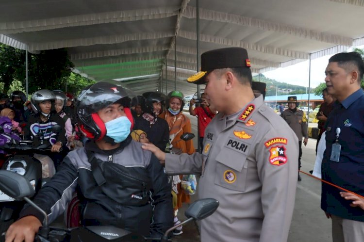 Kabaharkam Polri Sambangi Pemudik di Bakauheni, Imbau Waspada di Perjalanan