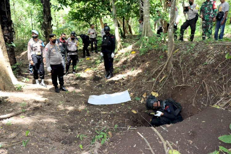 Tim Gegana/Jibom Brimobda NTT Musnahkan Granat dan Amunisi Temuan Warga Konga
