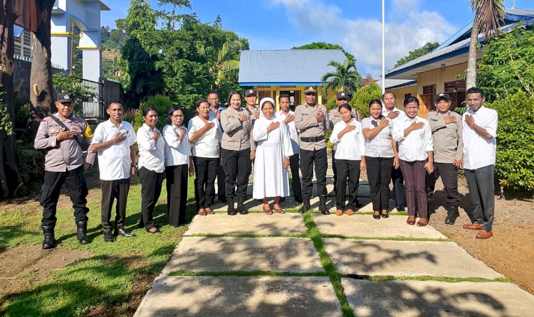 Pimpin Upacara di SMP Maria Goreti Riangkemie, KBO Sat Binmas Sampaikan Beberapa Himbauan