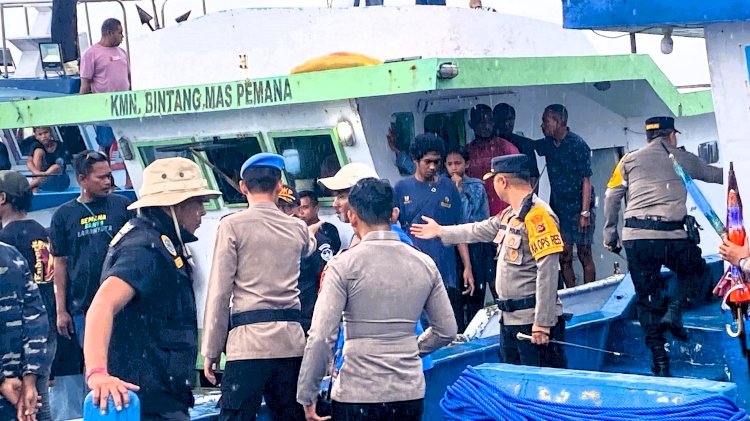 Prosesi Laut Tuan Meninu Berjalan Aman dan Kondusif, Kapolres Flotim: Terima Kasih atas Dukungan Semua Pihak