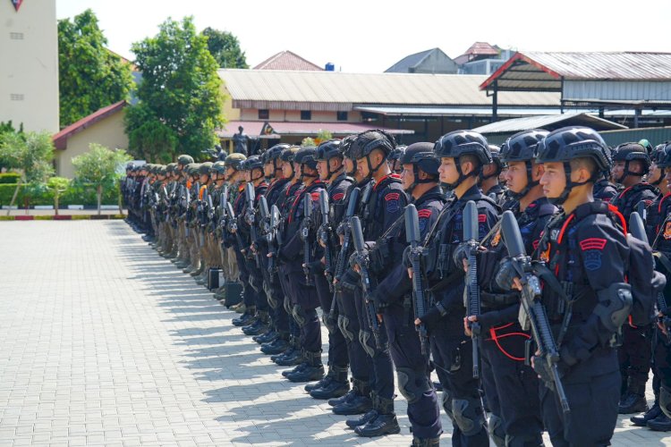 Danpas Pelopor Korbrimob Polri Pimpin Apel Gelar Pasukan Operasi Kepolisian Terpusat  “AB Moskona 2025“