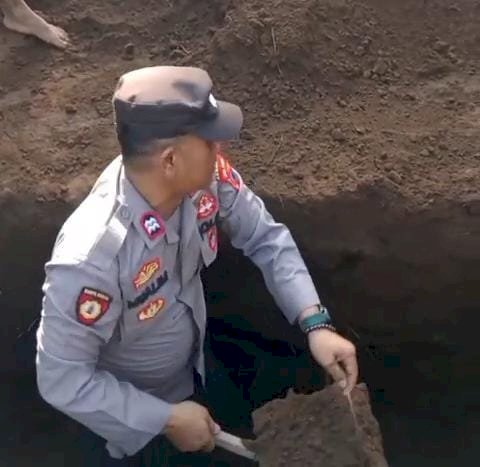 Anggota Polsek Buluspesantren Ikut Menggali Makam demi Bantu Sahabatnya